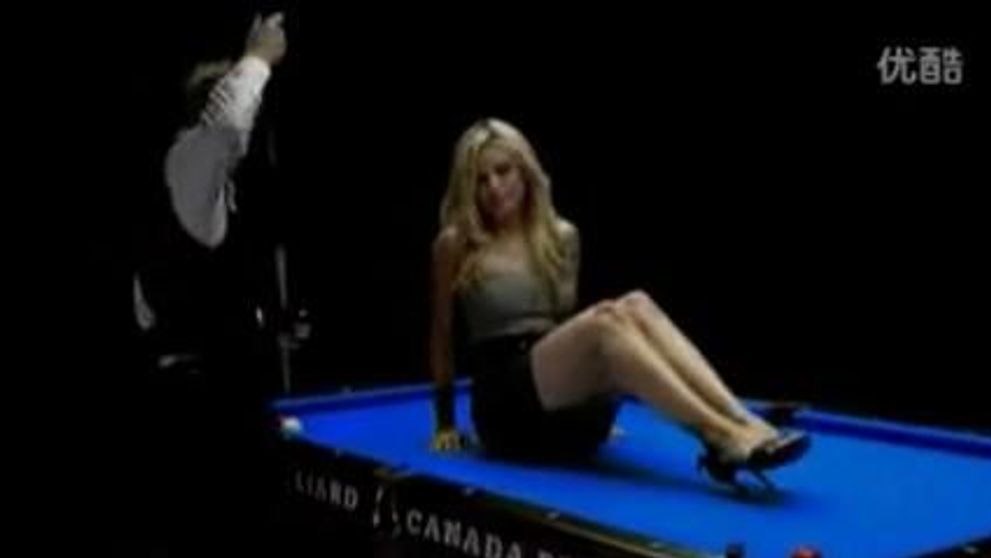 VIDEO. Trucuri senzationale la biliard! Blonda superba intinsa pe masa nu il incurca deloc