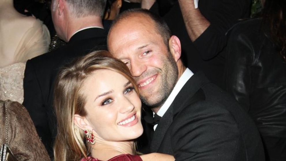 Fotografiile care l-ar putea face gelos pe durul Jason Statham. Iubita lui se distreaza alaturi de cinci barbati