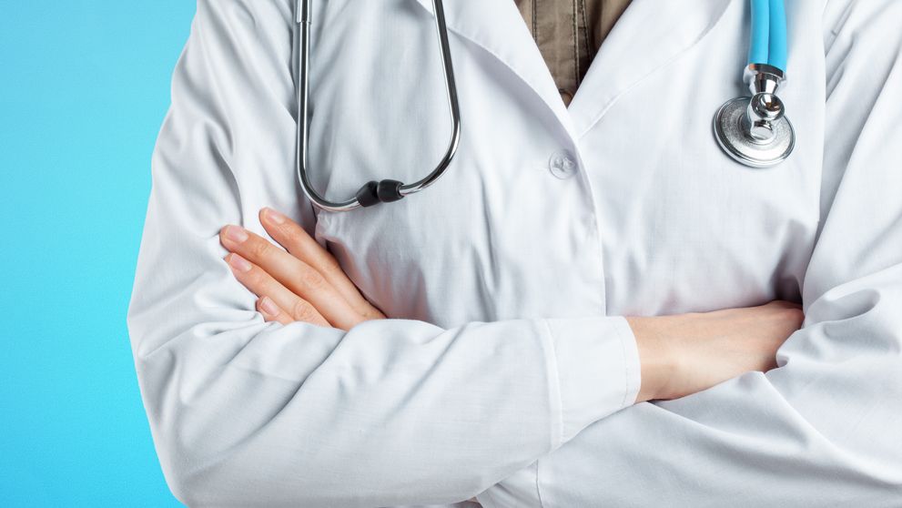 Ce a pățit un doctor din Marea Britanie care le cerea pacienților bolnavi 20.000 de euro pentru a-i scăpa de cancer prin „metoda injecțiilor cu usturoi”