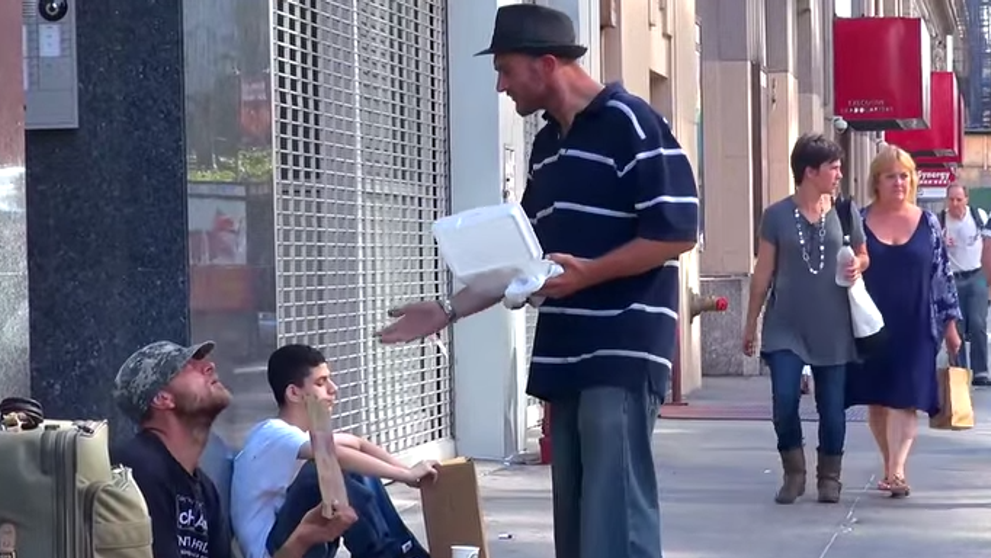 Un trecator i-a rasturnat mancarea in cap unui om al strazii. Ce s-a intampla apoi este uimitor