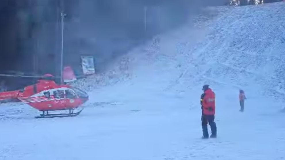 Accident grav pe pârtia din staţiunea Buşteni. Victima transportată cu elicopterul la spital, după ce a fost lovită de o sanie - VIDEO