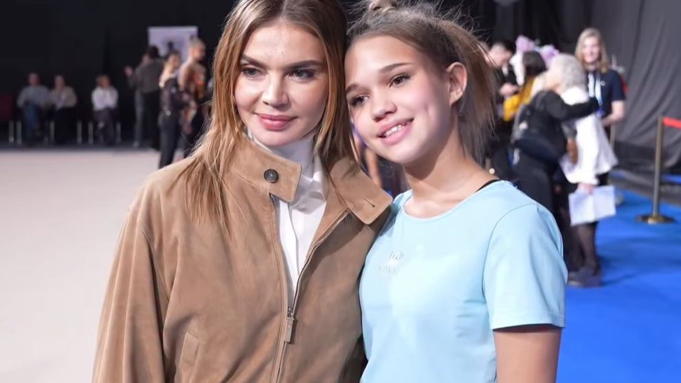 „Să porți jacheta soțului e la modă acum”. Alina Kabaeva, ținta unor critici legate de o nouă apariție în public