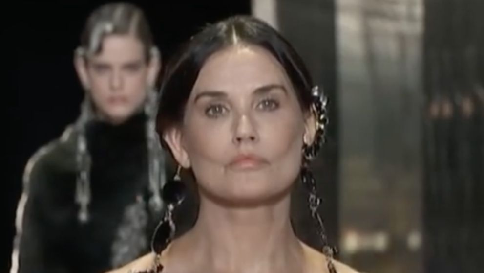 ”De nerecunoscut”. Demi Moore, look dramatic la o prezentare de modă în Paris