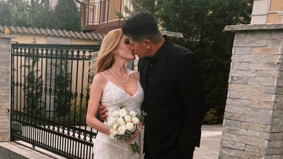 La doar câteva luni după ce a divorțat de tânăra de 24 de ani cu care a avut o relație controversată, și-a găsit rapid jumătatea. La 57 de ani, Stelian Ogică s-a căsătorit pentru a cincea oară. Cine este femeia putred de bogată cu care s-a însurat