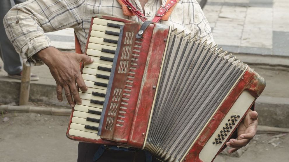 Un bătrân de 81 de ani i-a cântat serenade soției internate în spital, pentru că nu avea voie să o viziteze