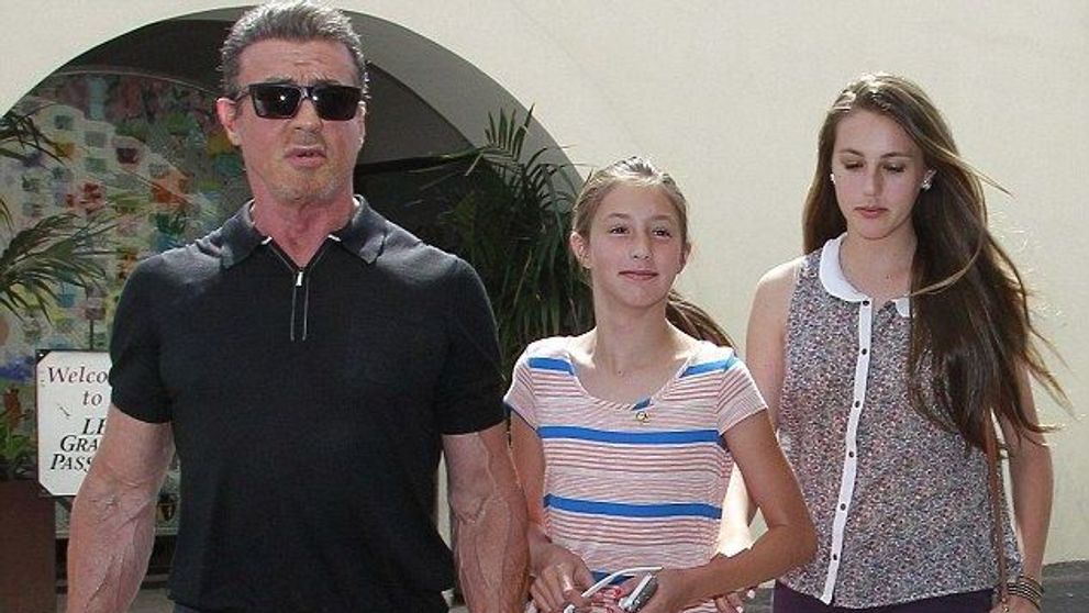 Sylvester Stallone in rolul de tata. Si-a scos fiicele adolescente in oras. Cea mica i-a mostenit 