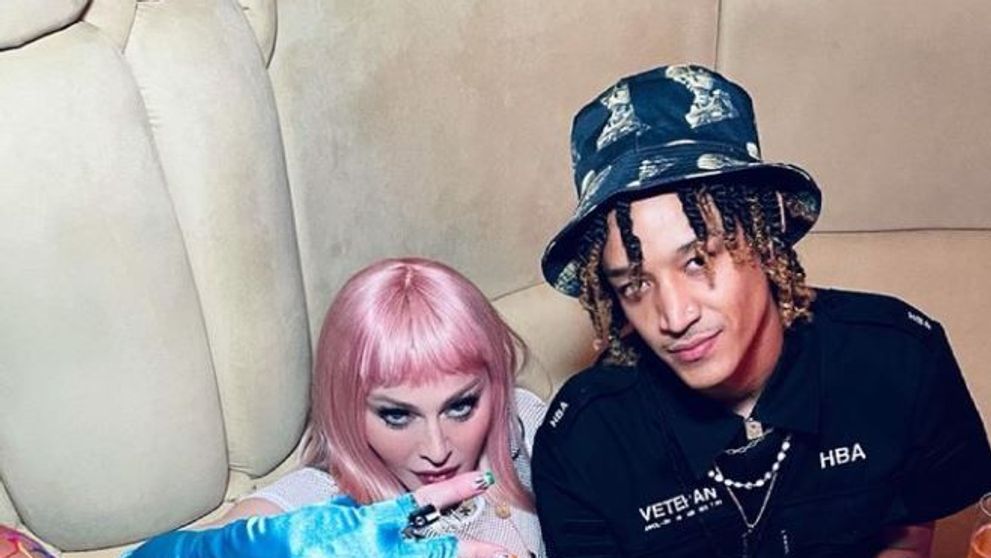 Madonna și iubitul tinerel, ipostaze provocatoare pe Instagram. Cum s-au filmat cei doi