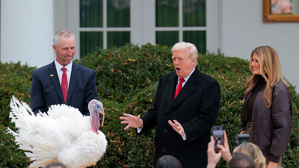 Melania și Donald Trump, imagini virale de la ceremonia de grațiere a curcanilor Waddle și Gobble. Cum l-a ridiculizat președintele american pe Joe Biden