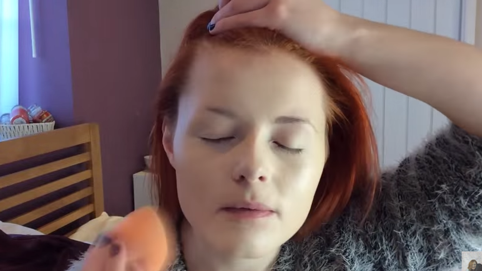 Are o pasiune pentru make-up, desi este nevazatoare. Asa arata cand incepe sa se machieze, dar rezultatul este genial