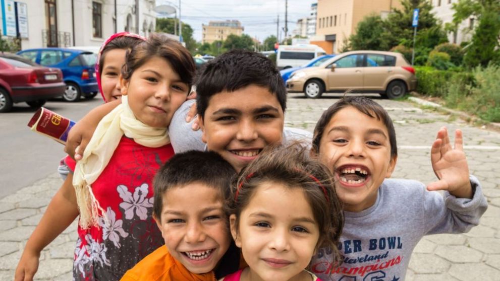 Potrivit sondajelor, 7 din 10 români nu au încredere în romi! Profu’ ia atitudine