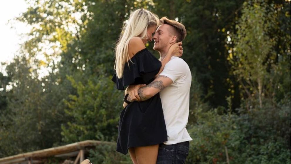 Soția fotbalistului Marco Reus, apariție irezistibilă la plajă. Frumoasa blondă face furori cu silueta ei