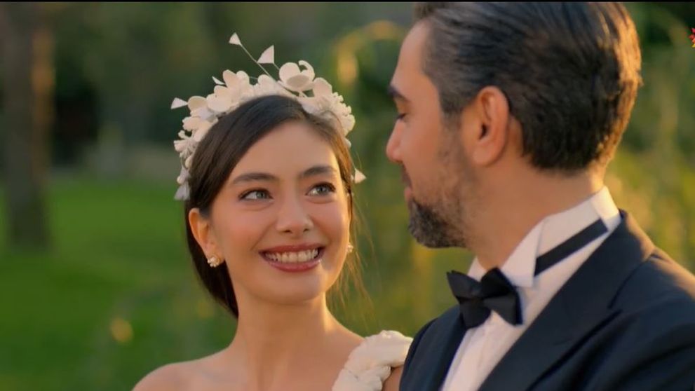 Neslihan Atagül şi Kadir Doğulu au devenit părinți și au publicat prima poză în formula de trei. Ce nume deosebit au ales celebrii actori turci pentru băiețelul lor