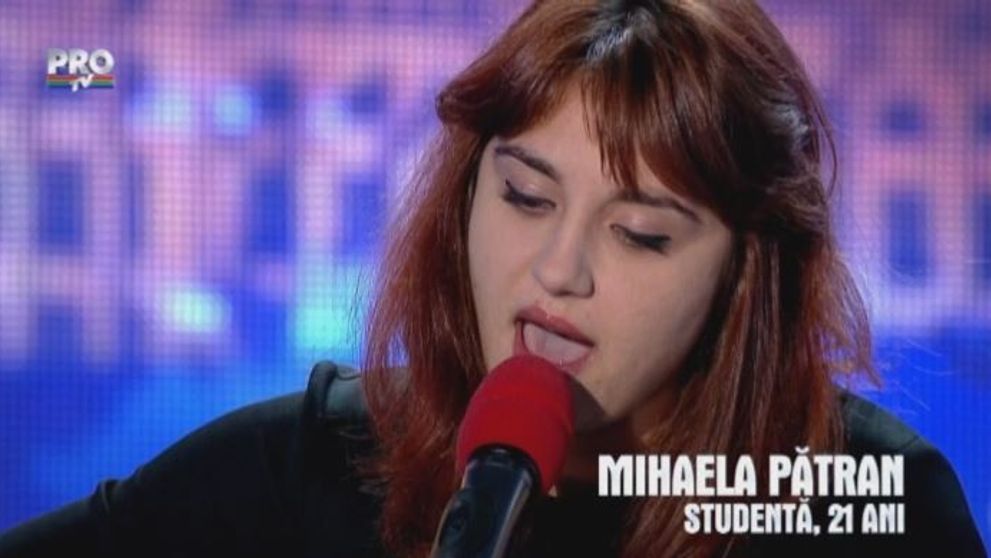 La prima vedere pare o persoana timida, dar cand incepe sa cante se transforma total. Asculta o interpretare de senzatie
