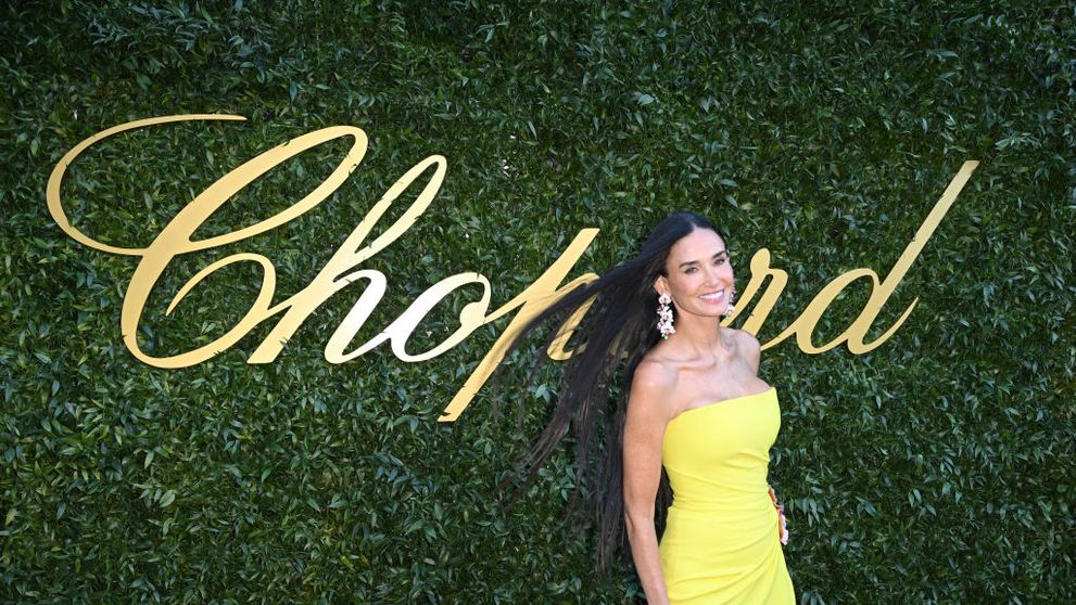 Demi Moore, splendidă în galben! Actrița de 61 de ani și-a etalat din nou fizicul impecabil și a fermecat audiența la Cannes 2024: „Culoarea asta a fost creată pentru tine! Arăți perfect!”