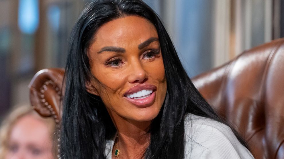 După ce și-a tras pielea de pe față și și-a pus dinți noi, Katie Price șochează cu o nouă schimbare de look. Nimeni nu a recunoscut-o