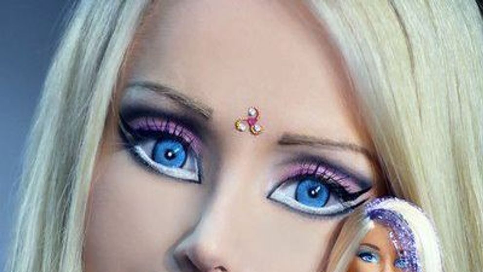 Transformarea incredibila a femeii-Barbie din adolescenta banala in femeie fatala. Uite cum arata inainte de operatiile estetice