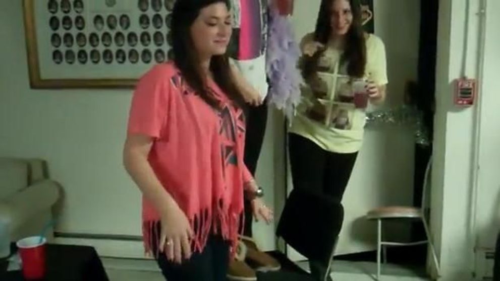 VIDEO. Cum sa NU dansezi la o petrecere! Uite ce cazatura ia tipa din imagine: