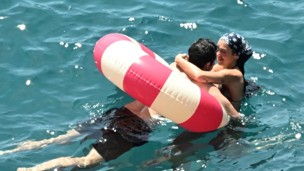 Dua Lipa și Callum Turner, surprinși în ipostaze romantice în luna de miere din Italia. Imaginile care au cucerit internetul