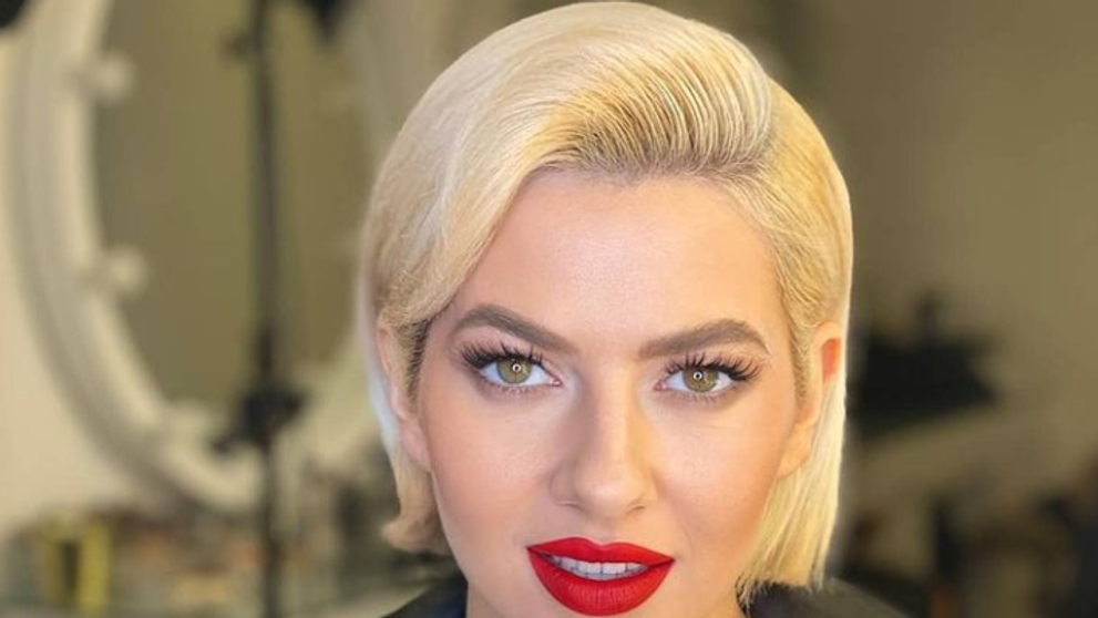 Lidia Buble, fermecătoare într-o rochie roșie. Cum s-a pozat cântăreața la începutul anului