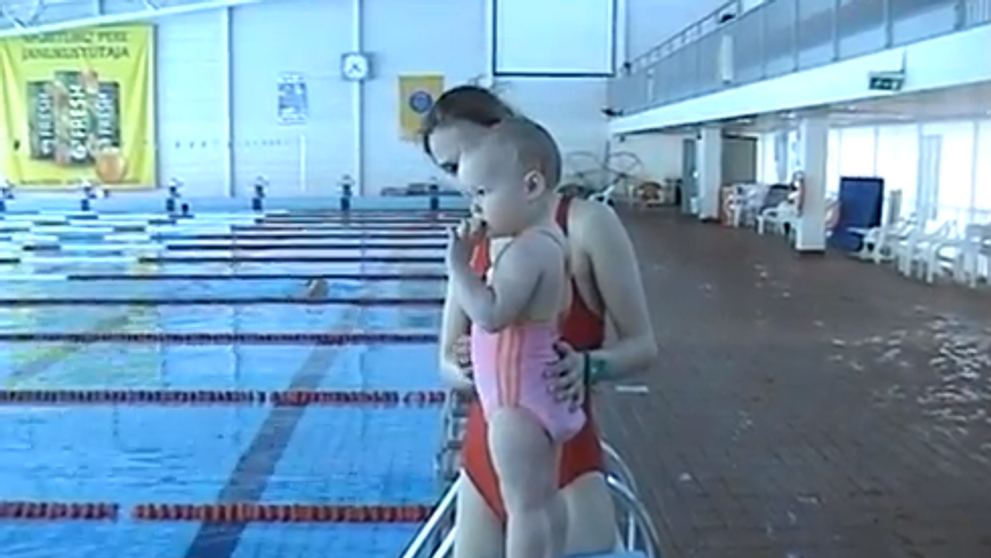 Bebelusii chiar pot inota! Vezi cat de bine se descurca o fetita de nici doi ani, dupa ce e aruncata in piscina: VIDEO