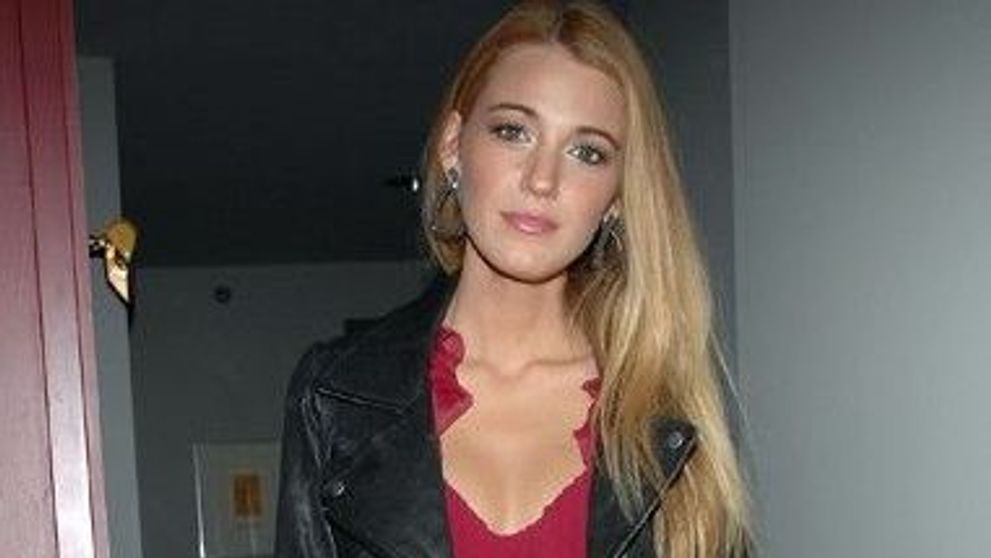 Blake Lively, sexy la un party Vertu!