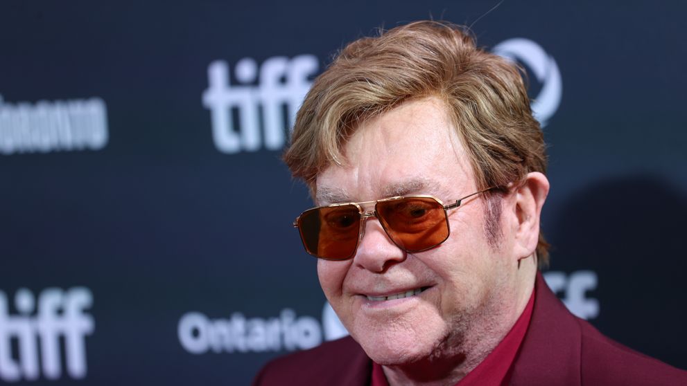 Cum a devenit Elton John, supraviețuitor al dependenței, consilierul secret al vedetelor de la Hollywood: „Îi datorează mult!”