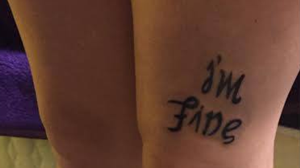 Si-a facut un tatuaj pe care doar ea il intelege. Ce se intampla cand il priveste