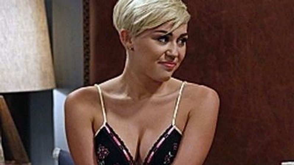 Producatorii Two and a Half Men fac orice pentru a salva serialul! Miley Cyrus apare asa cum nu ai mai vazut-o niciodata pana acum: FOTO