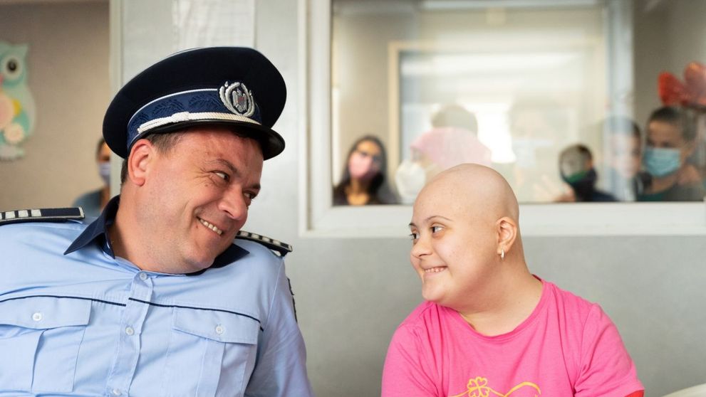 Polițistul din Fierbinți, surpriză emoționantă pentru o fată cu leucemie! Ce au povestit cei de la 