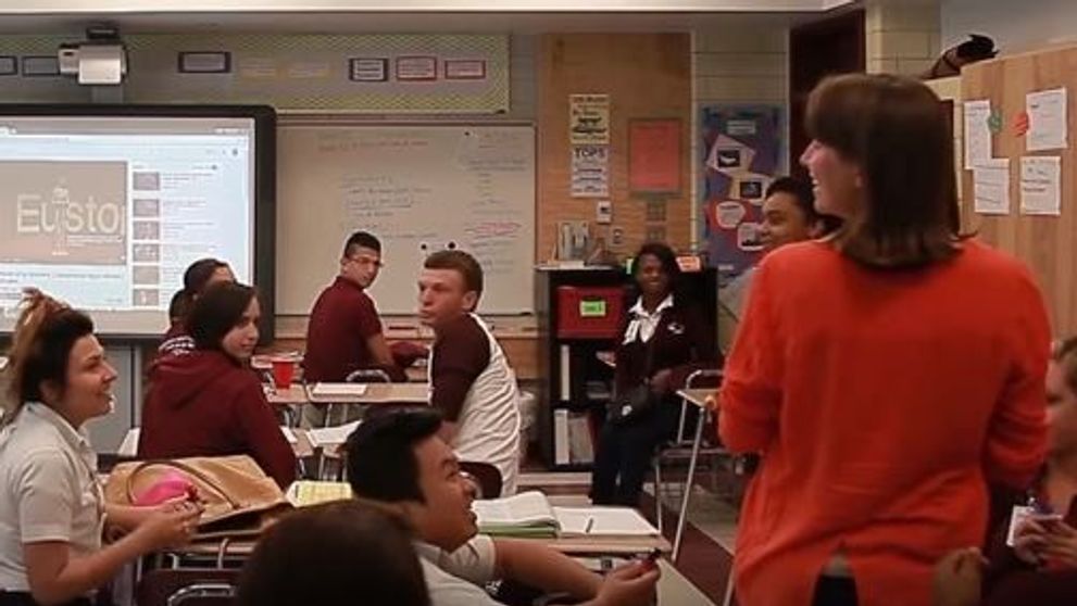 Isi tinea cursul, dar studentii sai au facut ceva iesit din comun. Ce se intampla ca acestia se pun in genunchi