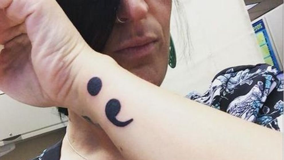 La prima vedere pare un tatuaj banal, dar oameni din toata lumea decid sa si-l faca. Ce reprezinta punctul si virgula
