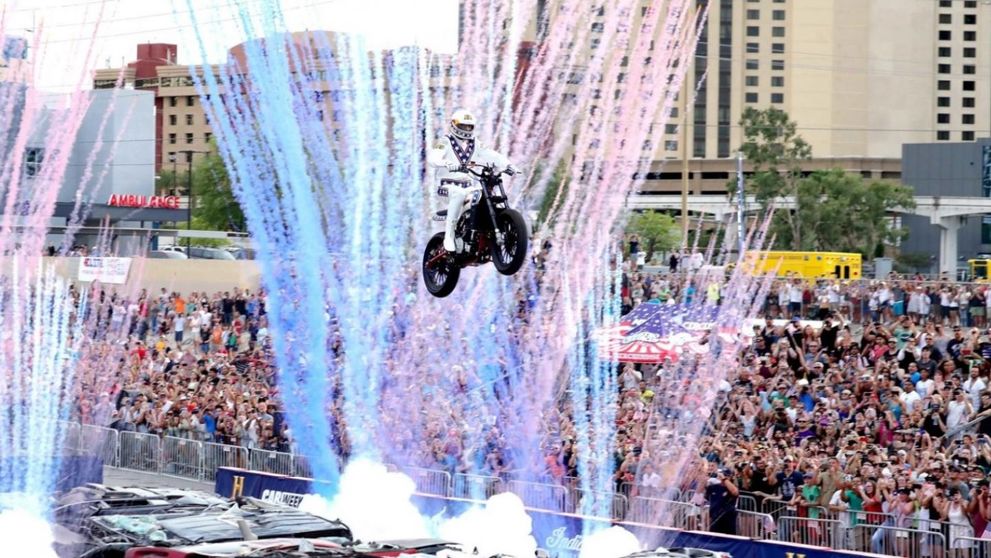 Travis Pastrana a intrat în istorie. A făcut un salt care l-a băgat în spital pe Evel Knievel acum 50 de ani