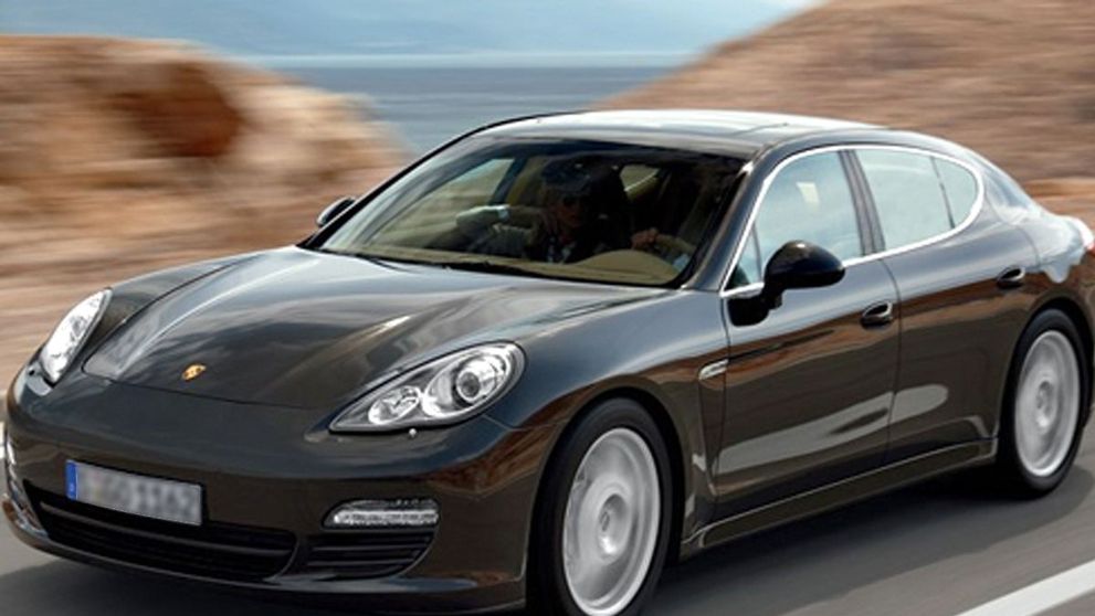 (P) Visezi la un Porsche Panamera. Dar știi cât te costă asigurarea RCA?