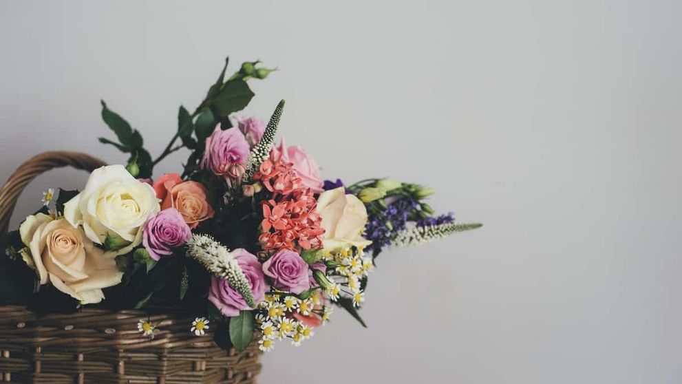 (P) Cum a apărut tradiția dăruirii florilor?