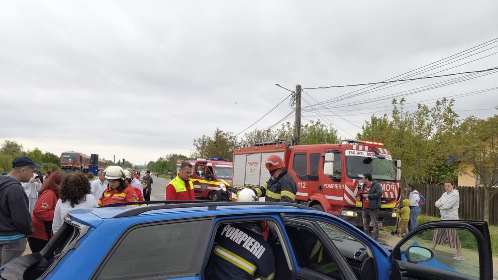 Accident cumplit în Iași: Tânără de 22 de ani, salvată ca prin minune după ce mașina i-a fost lovită de tren