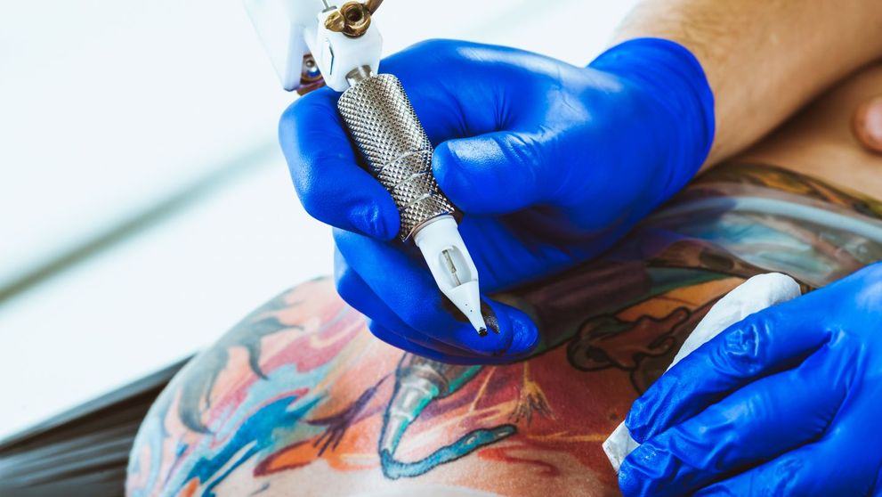 Ce si-a tatuat aceasta tanara intr-o zona sensibila. De ce se oamenii se uita la ea cand se intoarce cu spatele - VIDEO