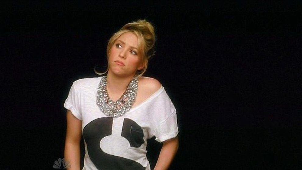 Shakira, intr-o pozitie in care putini oameni pot sa stea. Cantareata isi arata abilitatile de contorsionista  
