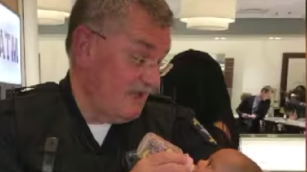 Unii oameni nu ar face asa ceva niciodata. Acesta imagine cu politistul care hraneste un bebelus a devenit virala