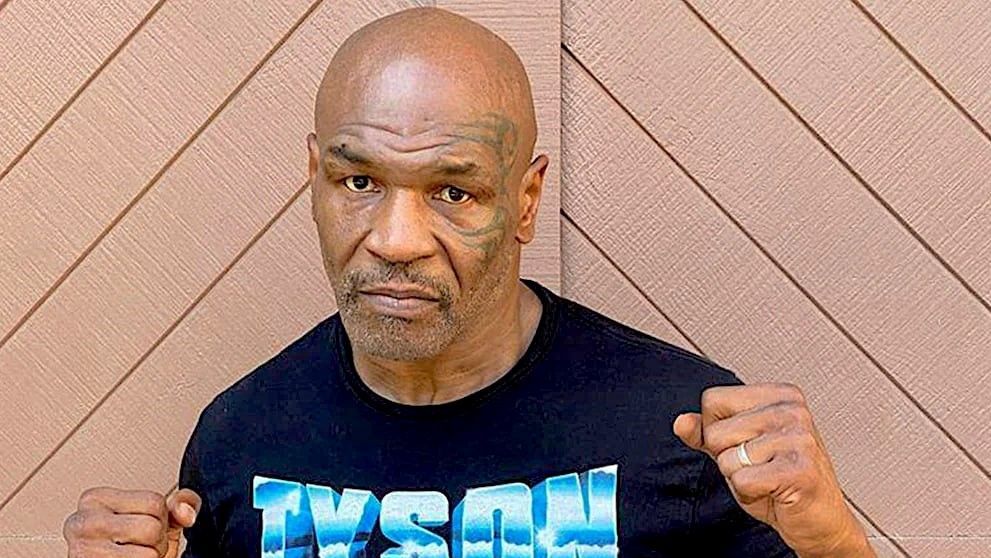 Mike Tyson a snopit în bătaie un pasager ce se afla lângă el în avion. Imagini cu victima plină de sânge - VIDEO
