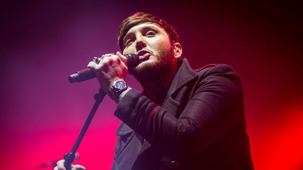 James Arthur, autoizolat într-o casă de lux. Cum arată imbobilul dotat cu piscină interioară, sală de jocuri și studio 