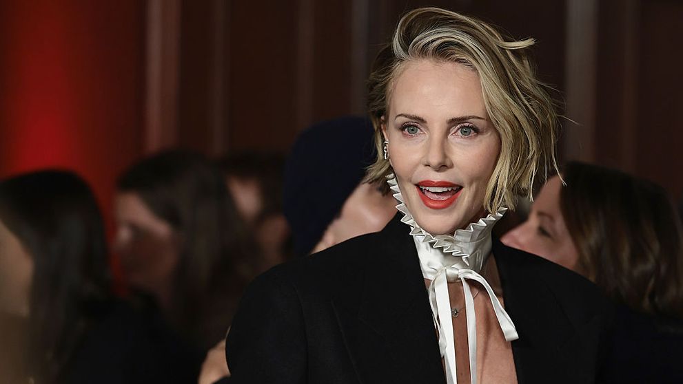 Are 50 de ani, dar un ten care pare al unei femei de 30!  Care e secretul lui Charlize Theron: masca-minune pe care și-o poate permite oricine