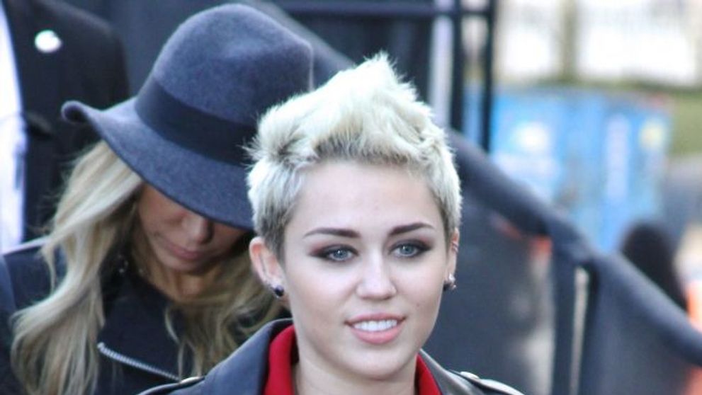 Miley Cyrus, singura. S-a despartit de iubitul infidel
