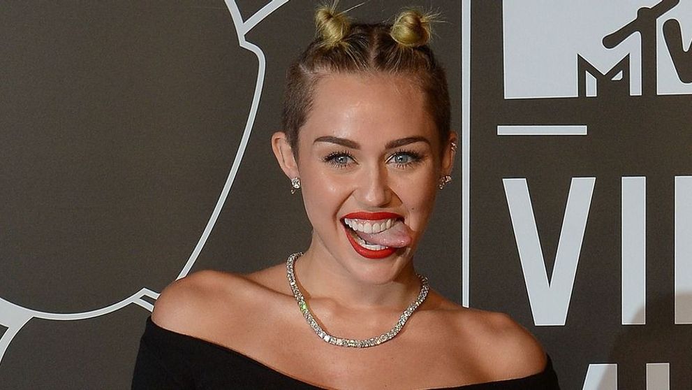 Miley Cyrus incearca din rasputeri sa fie sexy, dar barbatii nu o plac deloc. Cine e cea mai dorita femeie din lume - FOTO