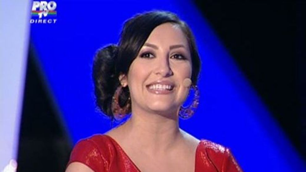 Lady in red: Andra, fermecatoare la cea de-a patra semifinala 