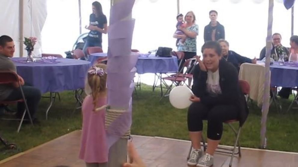 Inocenta copiilor e emotionanta. O fetita i-a dedicat mamei sale bolnave de cancer o piesa de dragoste - VIDEO