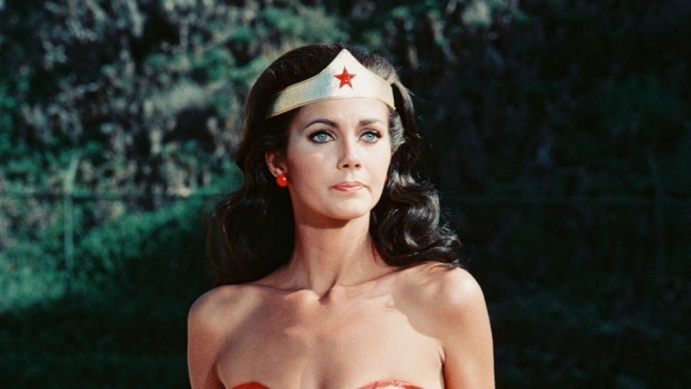 Cu adevărat “femeia fantastică”! Cum arată la 72 de ani actrița care a jucat pentru prima oară rolul Wonder Woman