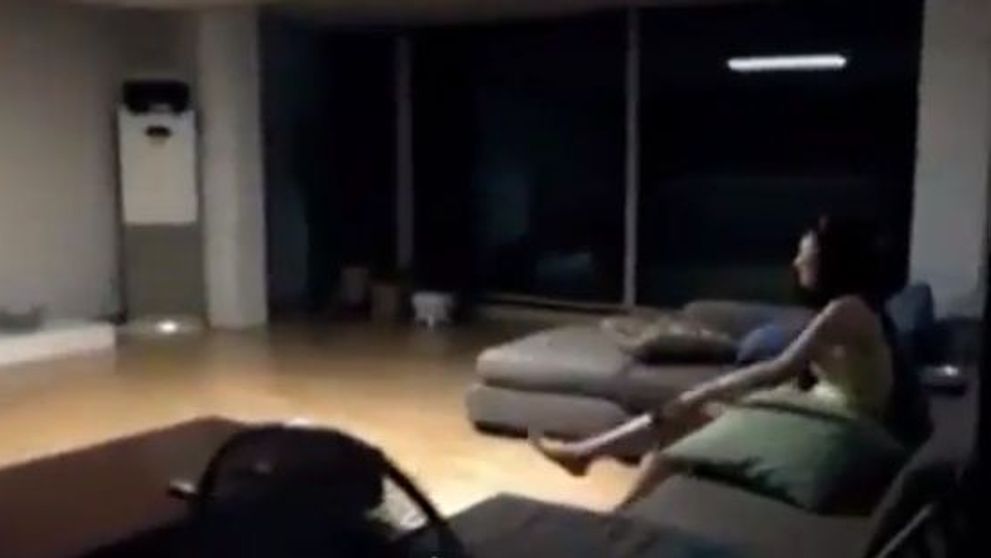 Reactia incredibila a unei fete cand isi da seama ca e victima unei farse. Cum se razbuna pe prietenii ei: VIDEO amuzant