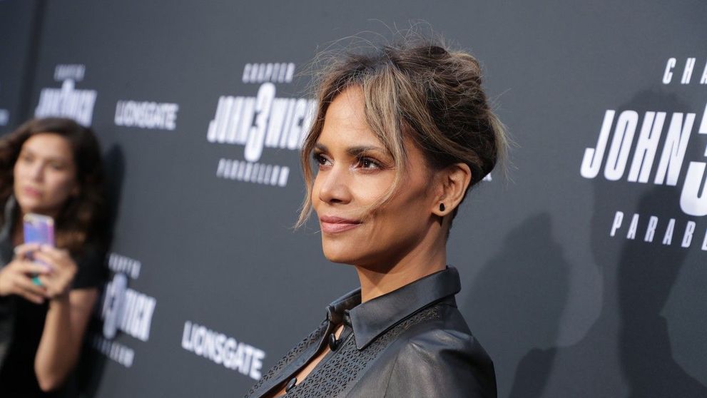 Transformare spectaculoasă pentru Halle Berry pentru rolul din Bruised. Actrița este de nerecunoscut