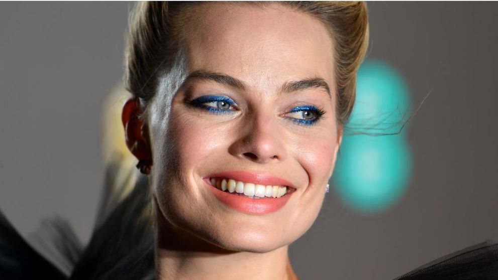 Rochia lui Margot Robbie de la BAFTA care a împărțit internetul în două: ”Este ca o spălătorie de mașini”