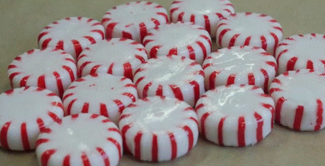 A topit cateva bomboane in cuptorul incins si a facut din ele cel mai frumos accesoriu pentru masa de Craciun. VIDEO